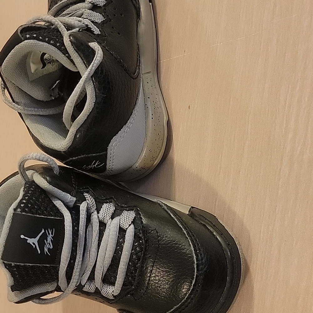 Air Jordan Flight Sneakers -Kids EUC - Picture 4 of 5